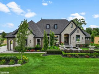 5769 Cotswold Drive 16, Washington Twp, MI 48094