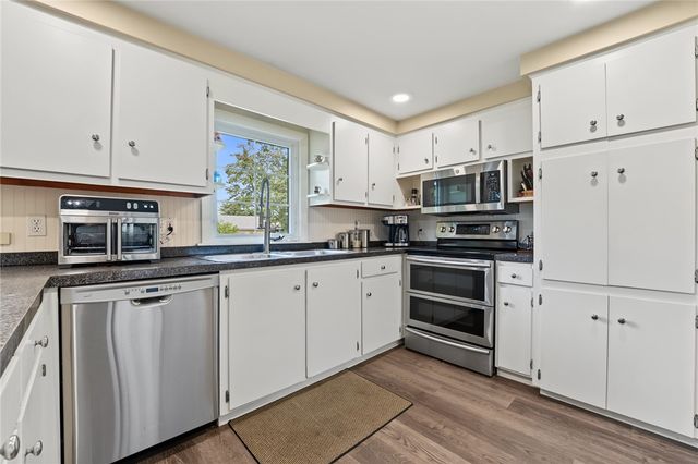 10 Cherry Lane, Barrington, RI 02806