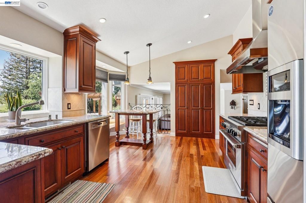 Image 13 of property listing at 1095 Canyon Hills Rd, San Ramon, CA 94582