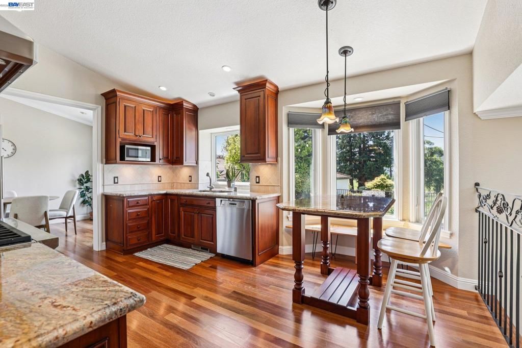 Image 14 of property listing at 1095 Canyon Hills Rd, San Ramon, CA 94582