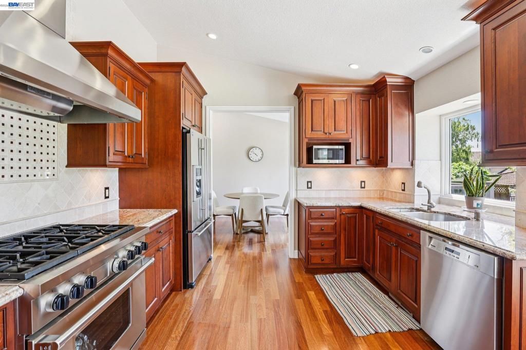 Image 15 of property listing at 1095 Canyon Hills Rd, San Ramon, CA 94582