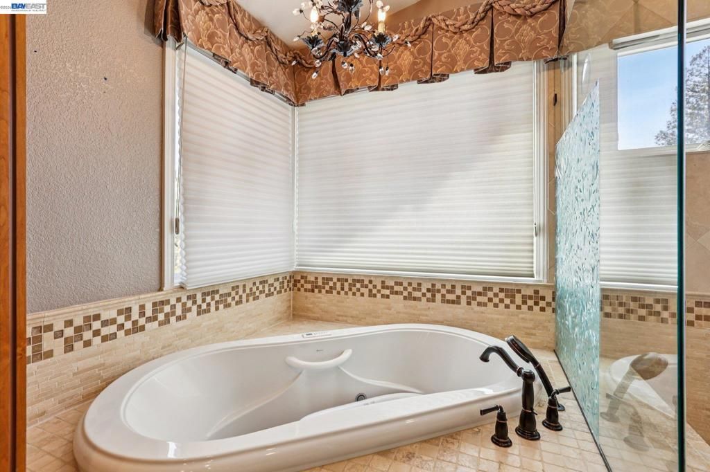 Image 27 of property listing at 1095 Canyon Hills Rd, San Ramon, CA 94582