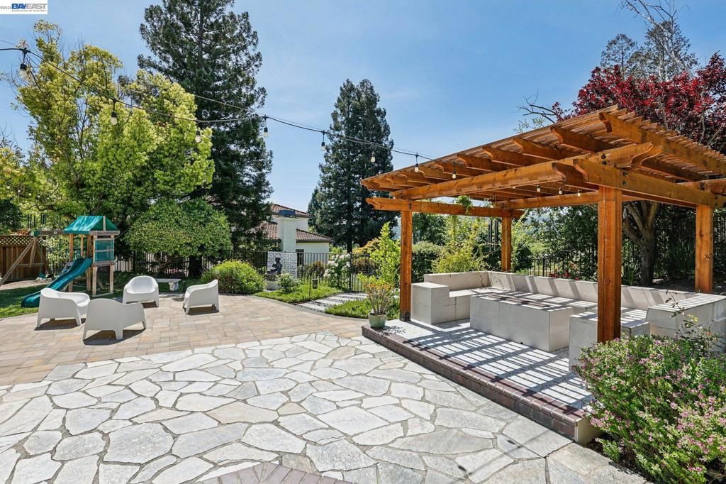 Image 34 of property listing at 1095 Canyon Hills Rd, San Ramon, CA 94582
