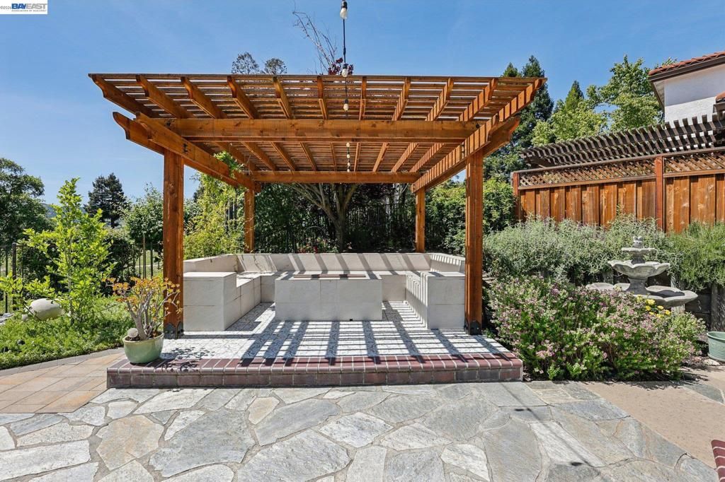 Image 35 of property listing at 1095 Canyon Hills Rd, San Ramon, CA 94582