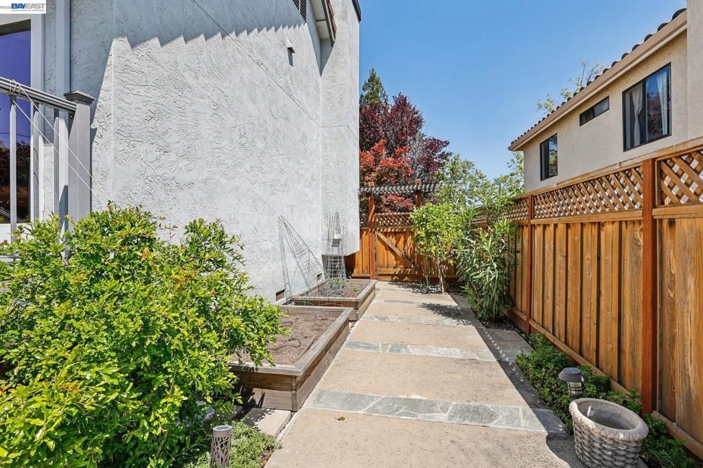 Image 37 of property listing at 1095 Canyon Hills Rd, San Ramon, CA 94582