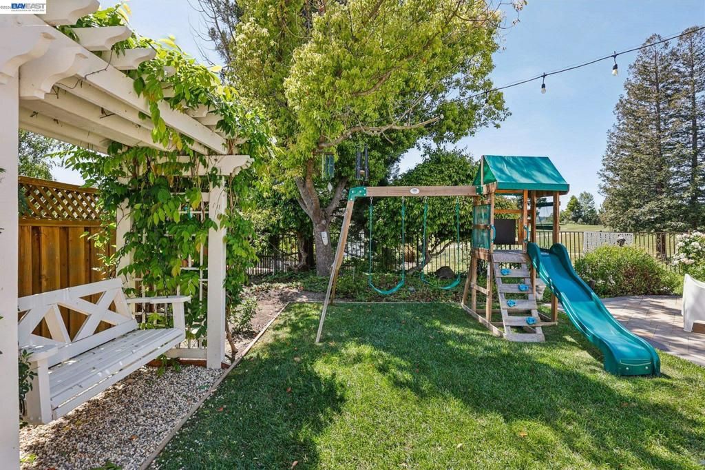 Image 38 of property listing at 1095 Canyon Hills Rd, San Ramon, CA 94582