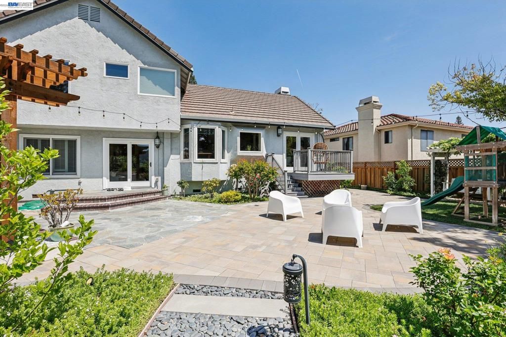 Image 40 of property listing at 1095 Canyon Hills Rd, San Ramon, CA 94582