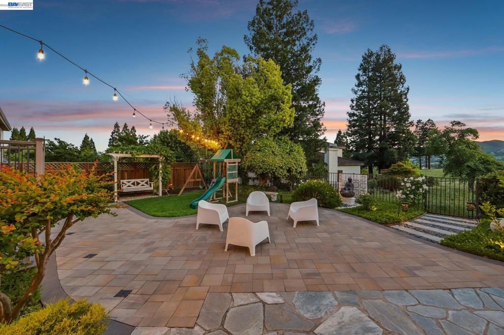 Image 41 of property listing at 1095 Canyon Hills Rd, San Ramon, CA 94582