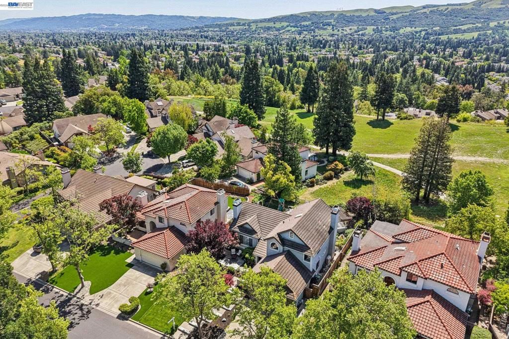 Image 52 of property listing at 1095 Canyon Hills Rd, San Ramon, CA 94582