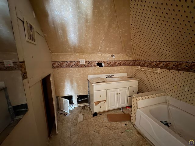1143 SW Jewell AVE, Topeka, KS 66604