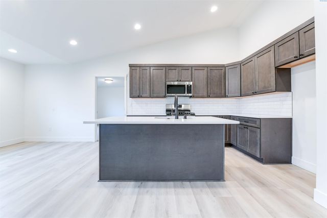 6198 W 30th Pl, Kennewick, WA 99338