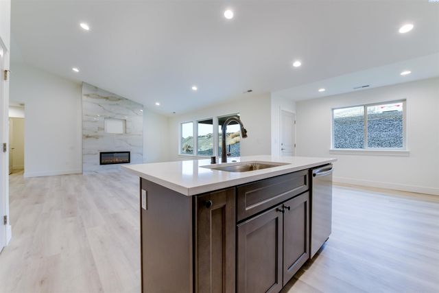 6198 W 30th Pl, Kennewick, WA 99338