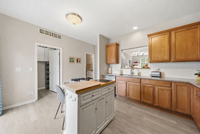 8992 Disbrow Street, Huntley, IL 60142