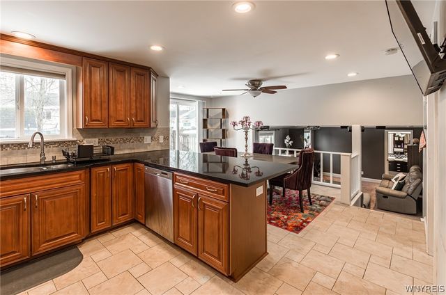 92 Sunset Ct, Amherst, NY 14228