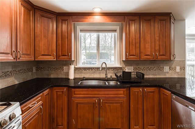 92 Sunset Ct, Amherst, NY 14228