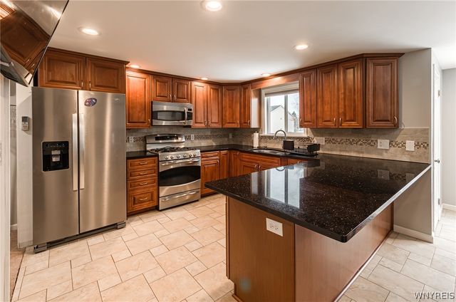 92 Sunset Ct, Amherst, NY 14228