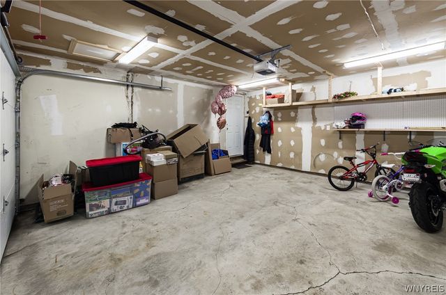 92 Sunset Ct, Amherst, NY 14228