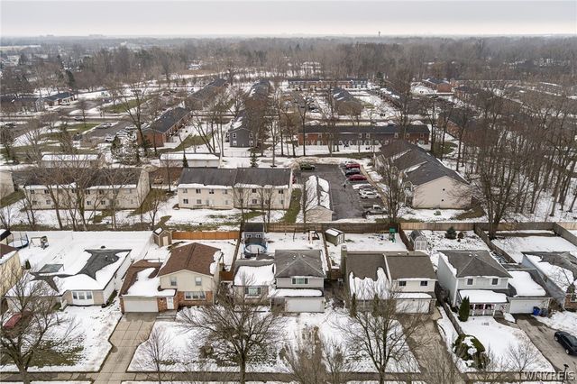 92 Sunset Ct, Amherst, NY 14228