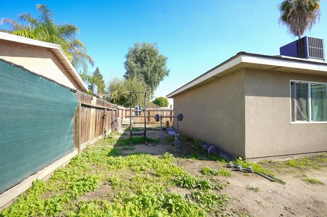 840 E Bardsley Avenue, Tulare, CA 93274