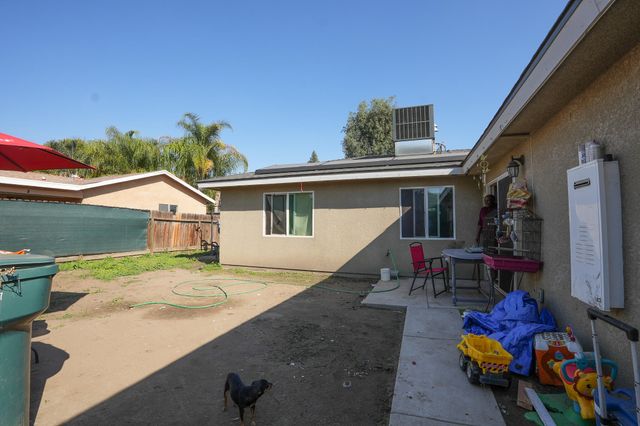 840 E Bardsley Avenue, Tulare, CA 93274
