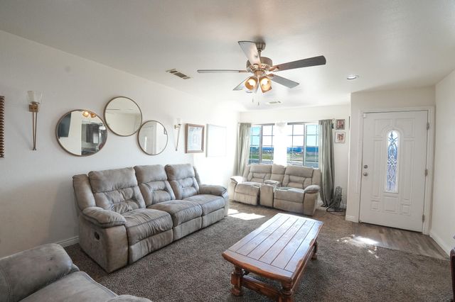 840 E Bardsley Avenue, Tulare, CA 93274