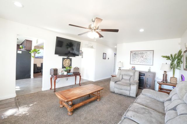 840 E Bardsley Avenue, Tulare, CA 93274