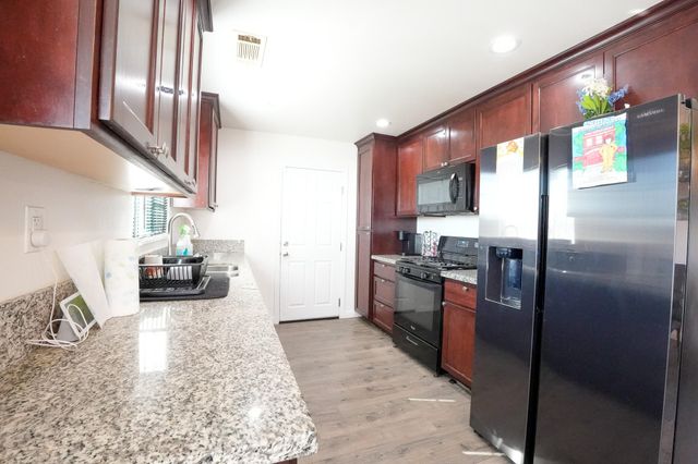 840 E Bardsley Avenue, Tulare, CA 93274