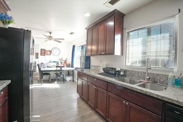 840 E Bardsley Avenue, Tulare, CA 93274