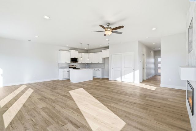 7681 Grapevine Ct, West Richland, WA 99353