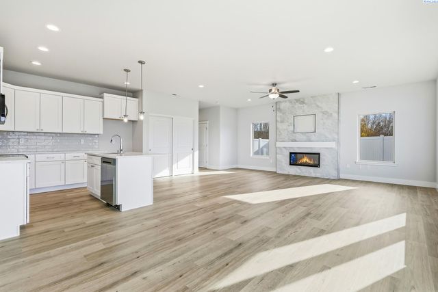 7681 Grapevine Ct, West Richland, WA 99353