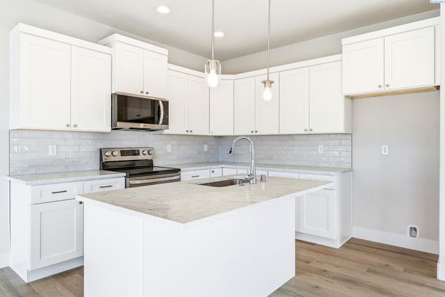 7681 Grapevine Ct, West Richland, WA 99353