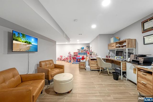 230 Park Avenue, Teaneck, NJ 07666