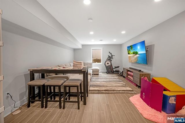 230 Park Avenue, Teaneck, NJ 07666