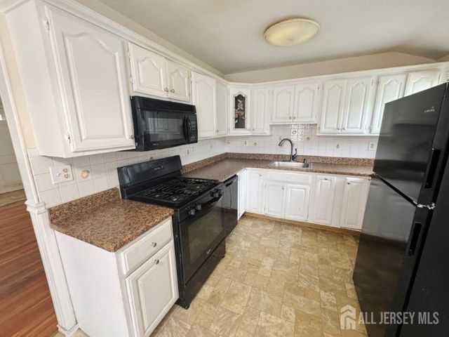 884 Sylvia Place, Woodbridge Proper, NJ 07095
