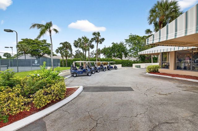 5315 10TH FAIRWAY Drive 2, Delray Beach, FL 33484