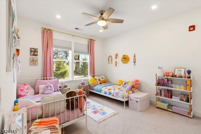 11 Veterans Way 111, Morris Plains Boro, NJ 07950