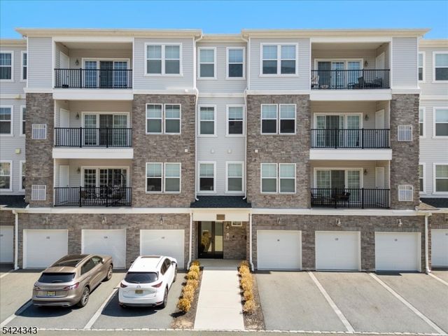 11 Veterans Way 111, Morris Plains Boro, NJ 07950