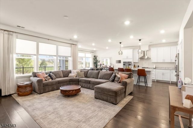 11 Veterans Way 111, Morris Plains Boro, NJ 07950