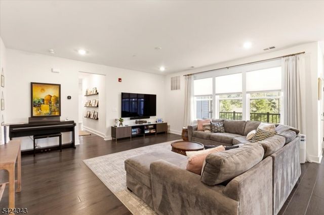 11 Veterans Way 111, Morris Plains Boro, NJ 07950