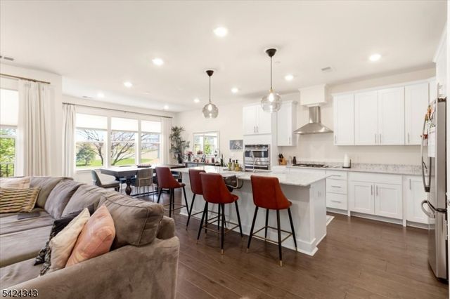 11 Veterans Way 111, Morris Plains Boro, NJ 07950