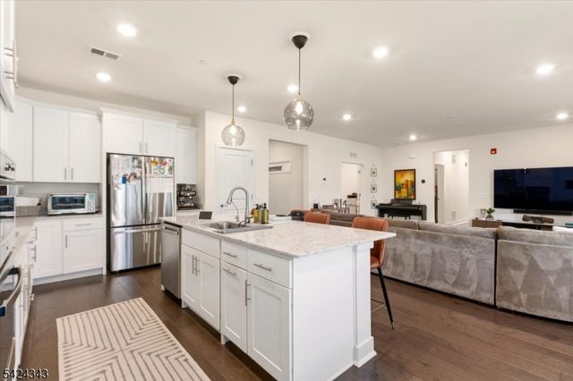 11 Veterans Way 111, Morris Plains Boro, NJ 07950