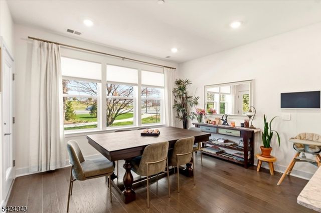 11 Veterans Way 111, Morris Plains Boro, NJ 07950