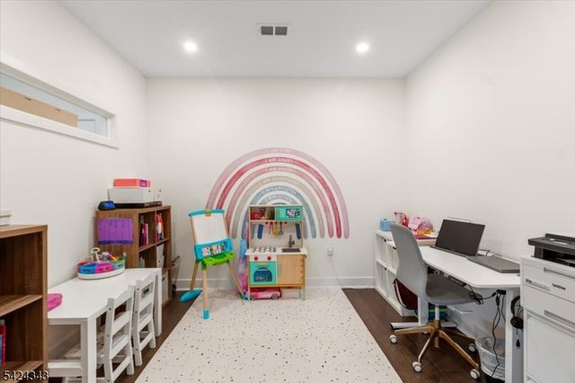 11 Veterans Way 111, Morris Plains Boro, NJ 07950