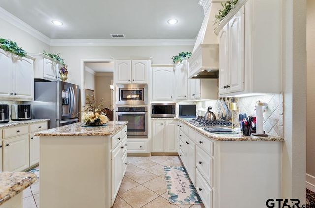 1303 Fairfield Ln, Tyler, TX 75703