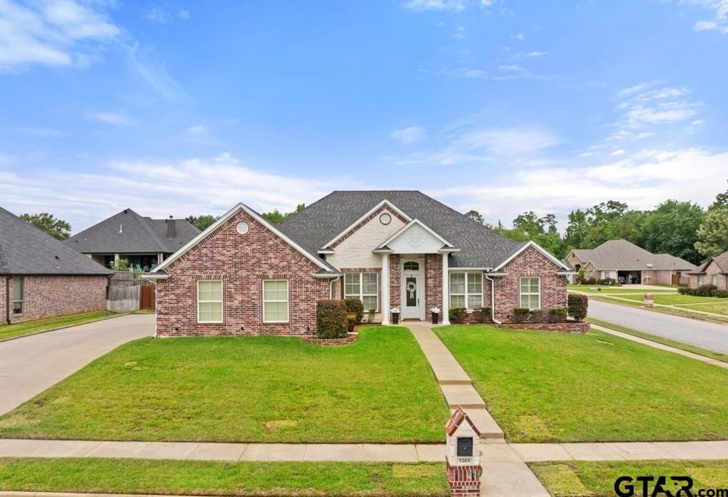 1303 Fairfield Ln, Tyler, TX 75703