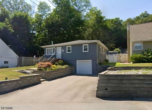 10 Sunrise Ave, Bloomingdale Boro, NJ 07403