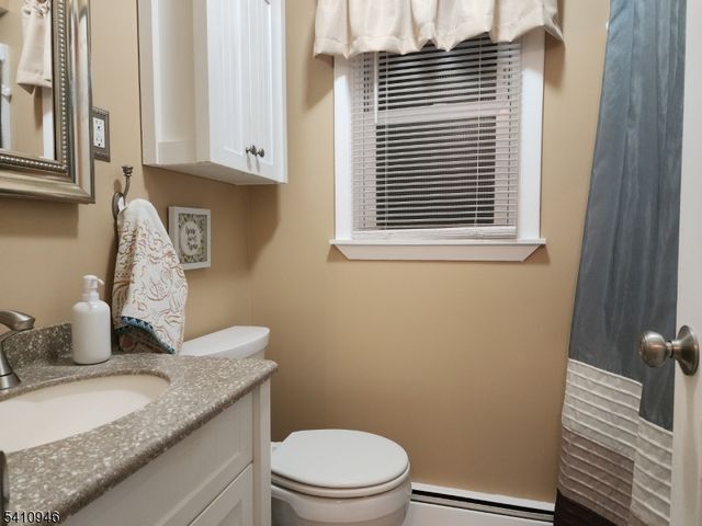 10 Sunrise Ave, Bloomingdale Boro, NJ 07403