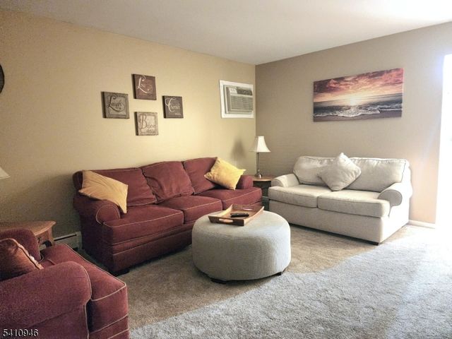 10 Sunrise Ave, Bloomingdale Boro, NJ 07403