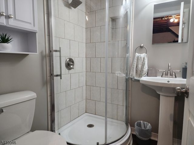 10 Sunrise Ave, Bloomingdale Boro, NJ 07403