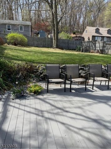 10 Sunrise Ave, Bloomingdale Boro, NJ 07403